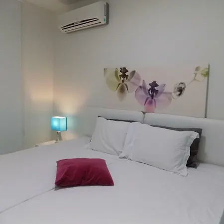 2b Boutique Seafront Olympic Beach Apartment